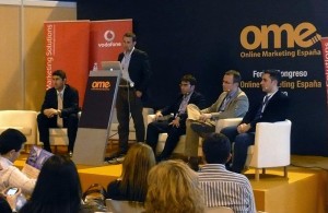 Guillermo Vilarroig moderando una mesa redonda en el OME
