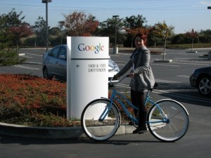 Livia entrando en bicicleta a la sede de Google