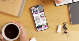 Teléfono móvil en el que se muestra una cuenta de Pinterest Business. Imagen para ilustrar el post ¿Cómo funciona Pinterest para empresas?