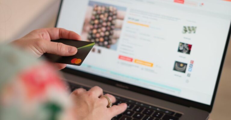 Imagen de una tienda online y manos de una persona realizando una compra. Imagen de cabecera paa el post sobre el estudio de 2025 sobre el ecommerce en España de IAB