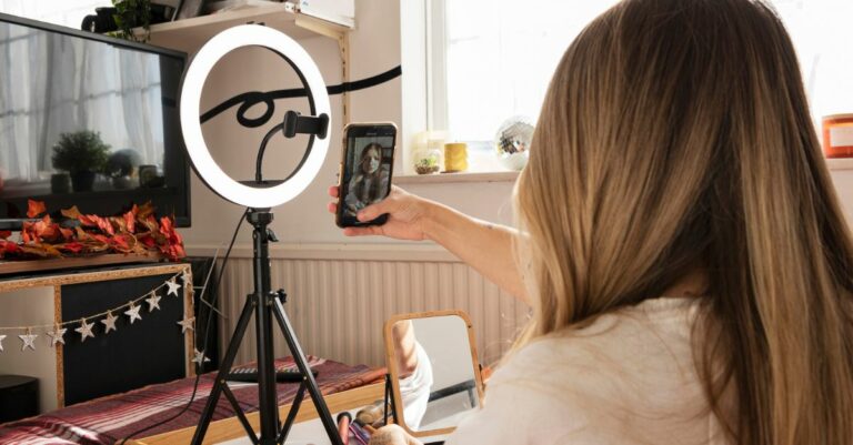 Imagen de una influencer realizando una grabación. Para ilustrar un post sobre marketing con micro y nano influencers para pymes.